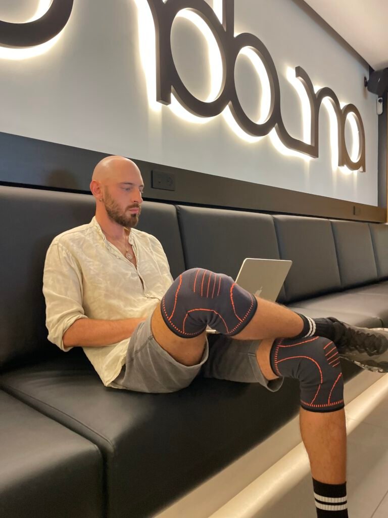 Thomas Gress arbeitet am Laptop