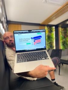 Thomas Gress zeig einen Laptop mit einer Website